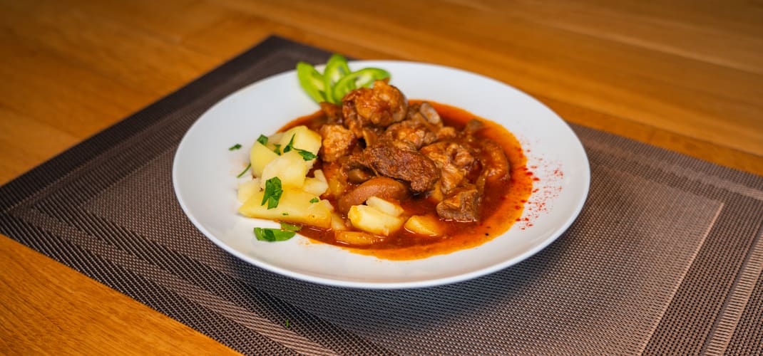 Pörkölt főtt burgonyával