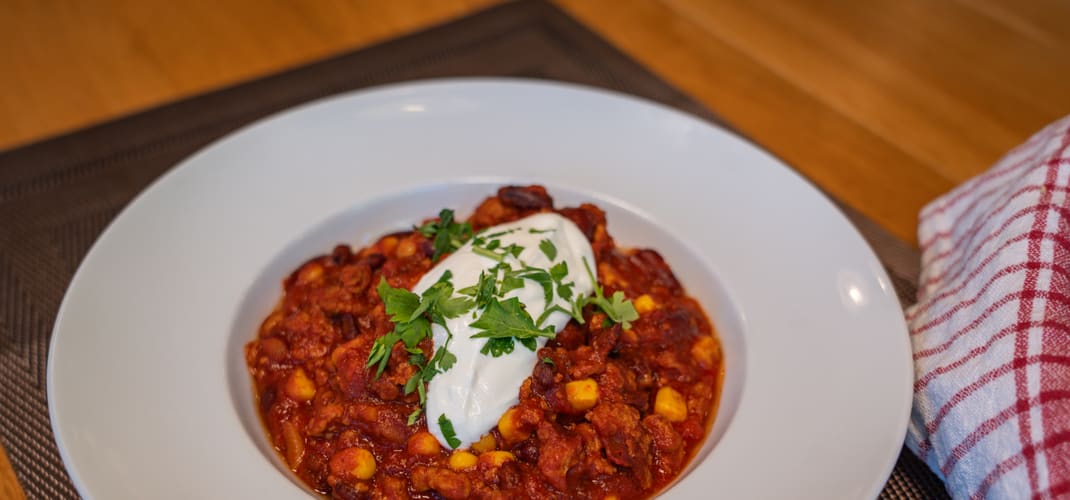 Chili con carne tejföllel